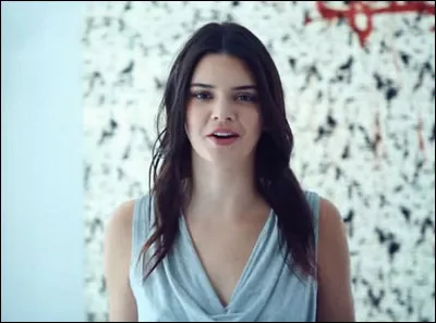 Cheveux châtains foncés et des yeux de la même couleur. Qui cela peut-il être ?