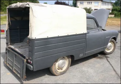 Quel est le nom de cette Aronde, un pick-up bâché ?