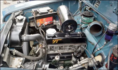 Quel était le nom du moteur Fiat de 1 290 cm3 qui équipait l'Aronde à sa naissance ?