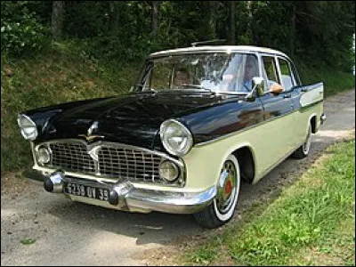 Je n'ai jamais pu reconnaître la série des Simca portant un nom de château, et vous pouvez-vous me dire lequel de ces modèles illustre la question ? (Celle-ci est de 1957 est équipé d'un V8 de 84ch)