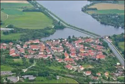 Voici une vue de Gondrexange et de son étang. Village du Grand-Est, dans le parc naturel régional de Lorraine et dans l'arrondissement de Sarrebourg-Château-Salins, il se situe dans le département ...