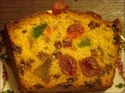 Pour que les fruits d'un cake ne tombent pas au fond du moule, il faut au pralable :