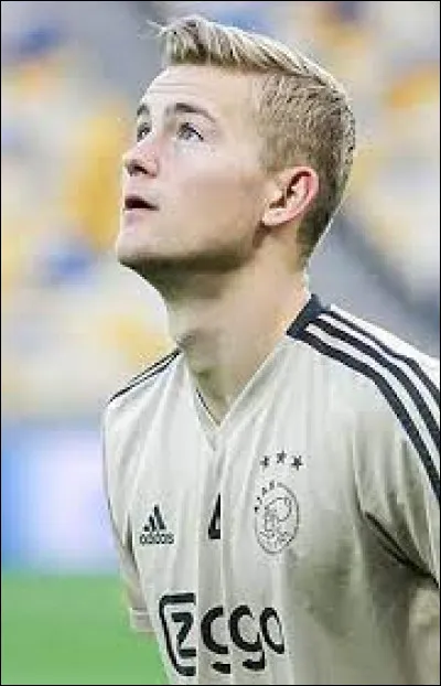 Qui est ce joueur ayant pris un carton rouge lors de la rencontre Pays-Bas- République Tchèque ?