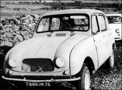 Quelle nouveauté technique est enfin adoptée par la régie Renault grâce à ce modèle ?