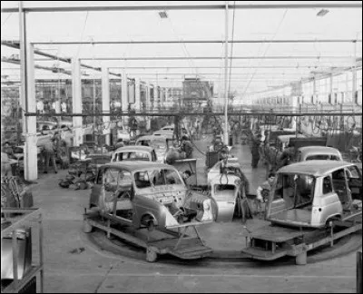 À partir de quelle date la R4 commence à remplacer la 4CV sur la chaîne de montage ?