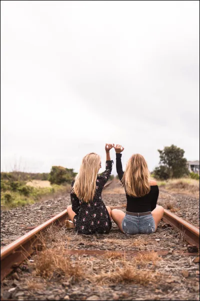 Tu deviens amie avec une personne que tes amies d&eacute;testent. Que fais-tu ?