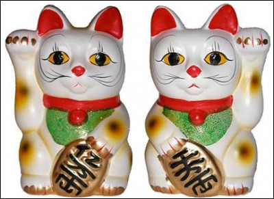 Et pour finir ce quiz, comment appelle-t-on, au Japon, les stèles de chats blancs levant la patte ?