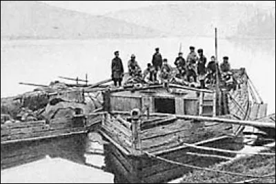 Le "pauzok" ou "pauzik"* [...qu'est-ce que cela veut dire ?] est un bateau fluvial à rames et voiles, conçu pour parcourir les rivières de Russie. Qu'a-t-il comme autre particularité ?