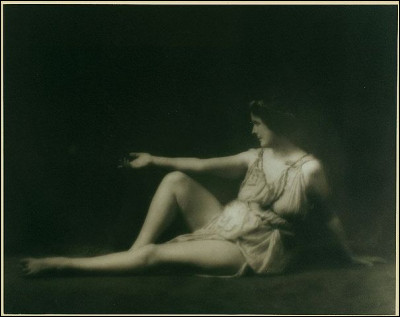 1927, Isadora Duncan, danseuse, à Nice > La très célèbre artiste décède dans une automobile de sport décapotable . Mais comment ?