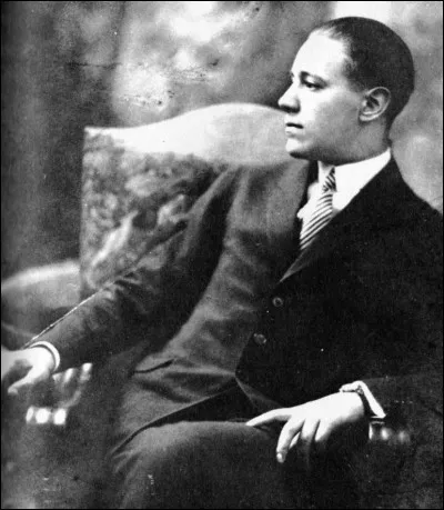 1938 > Ödön von Horváth, dramaturge allemande > Ce farouche opposant d'Adolf Hitler et du national-socialisme, qui s'est battu physiquement dès 1929, vient d'arriver à Paris et se promène sur les Champs-Élysées quand...