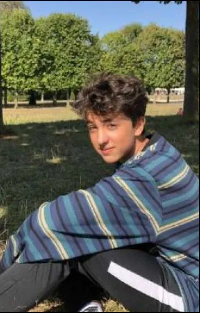 Un jour, tu te réveilles, tu vas acheter du pain et quelqu'un te demande une photo alors que tu es un youtubeur/une youtubeuse.
Alors, tu vas sur ta chaîne et tu as 4 millions d'abonnés. Comment réagis-tu ?