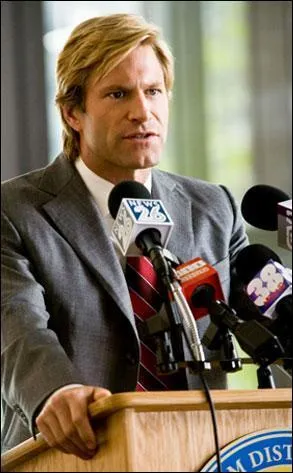 Qui interprte Harvey Dent ?