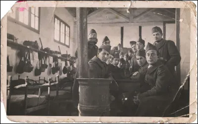 Après la Seconde Guerre mondiale quels sont les pays qui apparaissent comme les deux grandes puissances ?