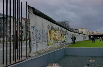 Quand est construit le mur de Berlin et par qui ?