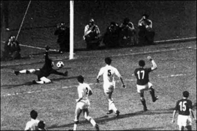 Quatre ans plus tard, l'édition 1968 prend une autre dimension avec plus de 30 pays engagés et la mise en place de poules. Quel a été le résultat de la finale ?