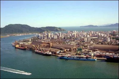 Santos, 500 000 habitants, est une ville d'...