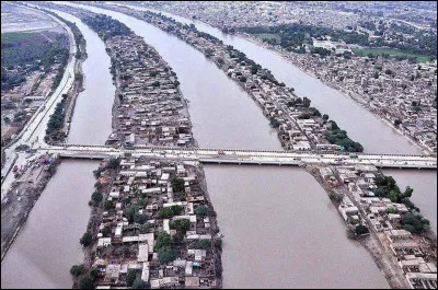 Sukkur, 500 000 habitants, est une ville d'...