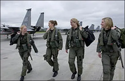 Portrait d'une femme d'exception, première femme pilote d'un avion de combat, née en 1986 à Bordeaux, fille d'un ancien officier navigateur sur Mirage IV, elle attrape très tôt le virus du pilotage. Comment s'appelle-t-elle ?