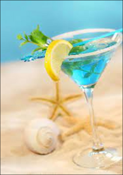 Quels sont les trois ingrédients qui compose le cocktail nommé Blue Lagoon ?