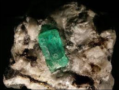 Quel est le nom de cette pierre précieuse de couleur verte ?