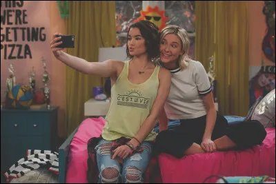 Ta pire ennemie parle avec ta BFF, que fais-tu ?