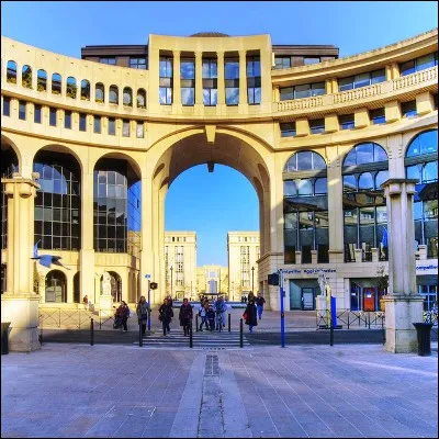 &Agrave; quel architecte doit-on la salle de spectacle Arsenal de Metz et le quartier Antigone de Montpellier ?