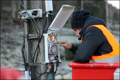 Qui finance la distribution du réseau numérique haut débit et très haut débit sans lequel Quizz.biz aurait moins de succès ?