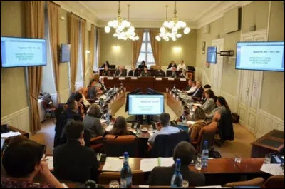 Combien y a-t-il de femmes à siéger dans les conseils départementaux en France ?