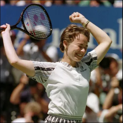 Cette joueuse de tennis a remporté un tournoi du Grand Chelem, à l'âge de 16 ans. La même année, elle devient la plus jeune numéro un mondiale de l'histoire du tennis. Il s'agit de ...