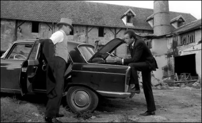 Il va y avoir un peu de ménage chez les Volfoni. Quelle auto figure dans cette scène des ''Tontons flingueurs" ?