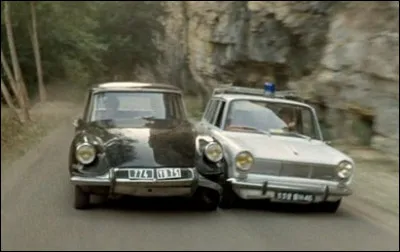 Dans le film "Quelques messieurs trop tranquilles", quelles sont les deux voitures s'affrontant dans une belle cascade ?