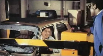 Dans le film "Banzaï" de Claude Zidi, sorti en 1983, au volant de quelle voiture Coluche semble avoir oublié de respecter la barrière de parking ?