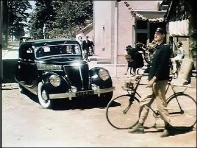 Dans ce film de Jacques Tati intitulé "Jour de fête", quelle belle auto arrive en trombe sur le malheureux facteur ?