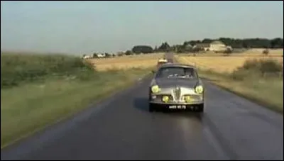 Dans le film "Les Choses de la vie", au volant de quelle véhicule Piccoli perd-il la vie tragiquement dans un accident sur une route de campagne ?