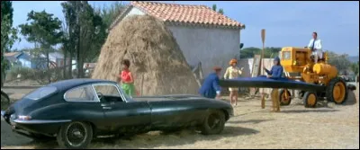 De Funès, alias Fourchaume, a tendance à appuyer sur le champignon dans "Le Petit Baigneur" ce qui provoque l'allongement du capot-moteur, mais de quelle voiture ?
