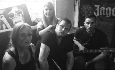 Qui rejoint le groupe deux ans après sa formation ?