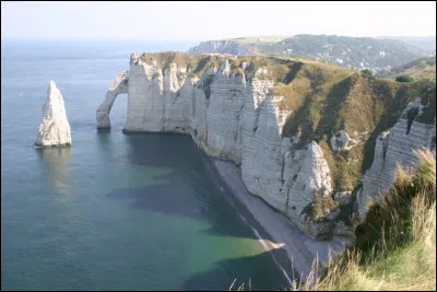 Où se trouvent les falaises d'Etretat ?