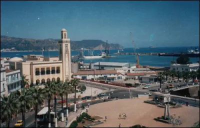 Skikda, 320 000 habitants, est une ville d'...