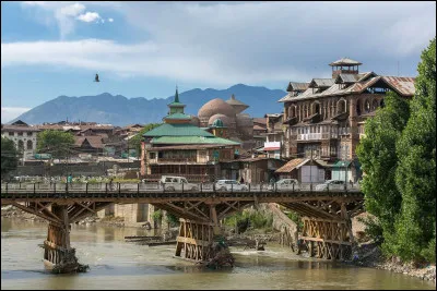 Srinagar, 1 millions d'habitants, est une ville d'...