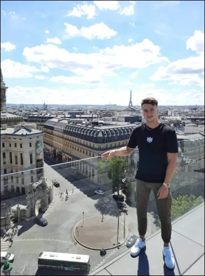 Dans quelle ville se retrouve ce garçon ?