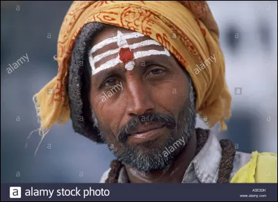 Comment s'appelle le point rouge que les hindous ont sur leur front ?