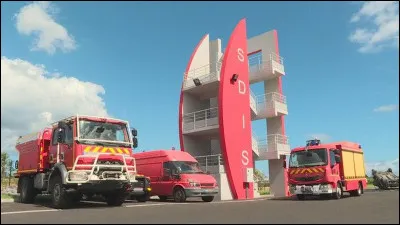 Chaque département et collectivité, avec l'aide de l'État, devra renouveler la flotte de véhicules d'intervention, recruter du personnel et rénover ou construire des casernes de pompiers. Comment s'appelle le camion placé juste avant la voiture accidentée ?