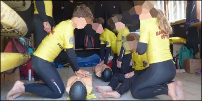 Nos enfants serons protégés sur Internet ! Je promulguerai une loi qui obligera les médias d'information à flouter automatiquement les visages des enfants et ce quel que soit leur support de diffusion. Quel exercice de secourisme effectue ces jeunes sauveteurs ?