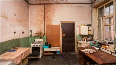 Enfin, tout individu doit être logé dans un lieu salubre. La loi se durcira contre les marchands de sommeil ou des loueurs peu scrupuleux, louant leur bien dans un état d'insalubrité. Où se trouve la gazinière ?