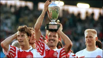 Rappelé à la dernière minute, le Danemark remporte l'édition 1992 à la surprise générale. Mais quelle nation les coéquipiers de Peter Schmeichel ont-ils remplacée ?