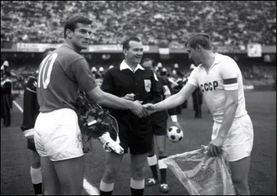 Lors de la demi-finale 1968, l'Italie et l'URSS se quittent sur un 0-0. Mais c'est l'Italie qui composte son billet pour la finale. Par quel moyen ?