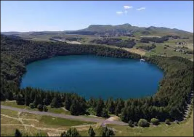 Dans quel département français se situe le lac de Pavin ?