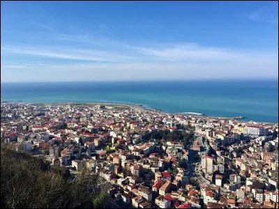 Trabzon, 350 000 habitants, est une ville d'...