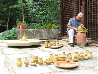 À partir de quelle terre grasse fabrique-t-on des poteries ?