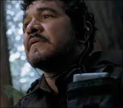 Dans le film ''Le Monde perdu de Jurassic Park'', comment meurt le personnage de Carter le chasseur d'Ingen ?